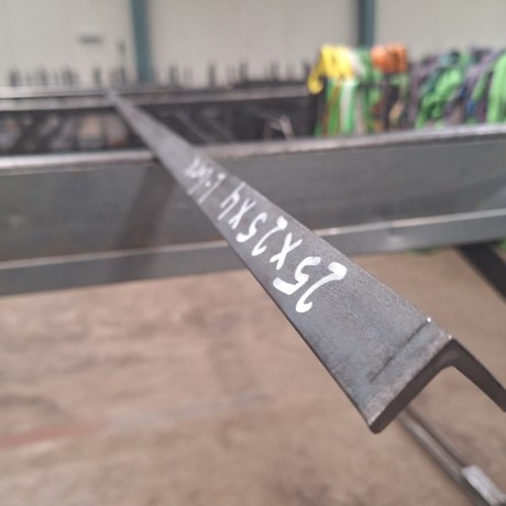 1st Hoekstaal 25x25x4 onbehandeld, lengte 6m, R435