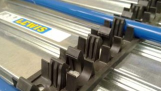 LEWIS klemrailsysteem t.b.v. vloerverwarming